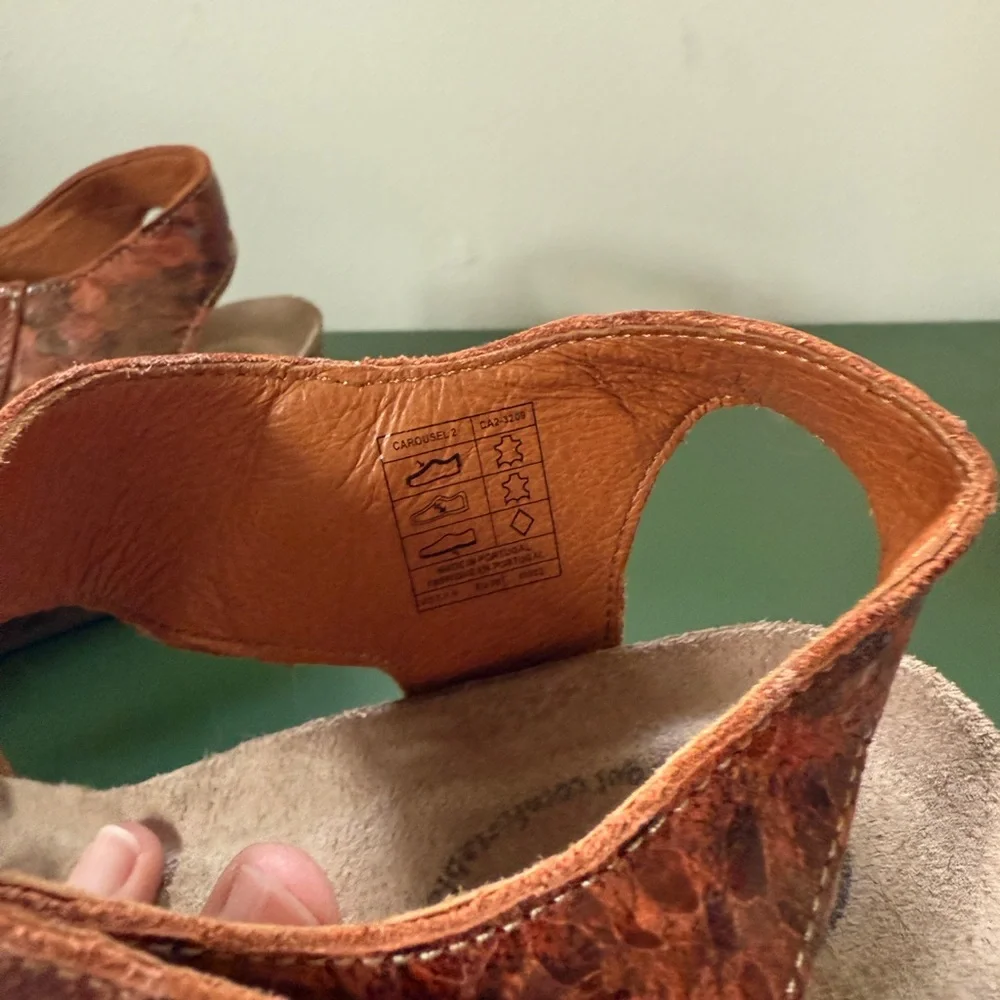 NWOB Taos Carousel 2 Leather wedge sandals with gold coin accents, size 7-7.5 - Picture 6 of 7